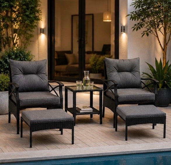 5-teiliges Gartenmöbel Set aus Polyrattan – Lounge Set mit Tisch, Sesseln & Hockern für Terrasse und Balkon