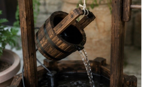 Rustikaler Wunschbrunnen mit Wasserfall – Dekobrunnen aus Holz für Garten & Terrasse 58,5x51x117cm